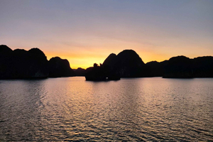 Cat Ba: bahía de Lan Ha, día completo/paseo en barco al atardecer con la ruta más larga